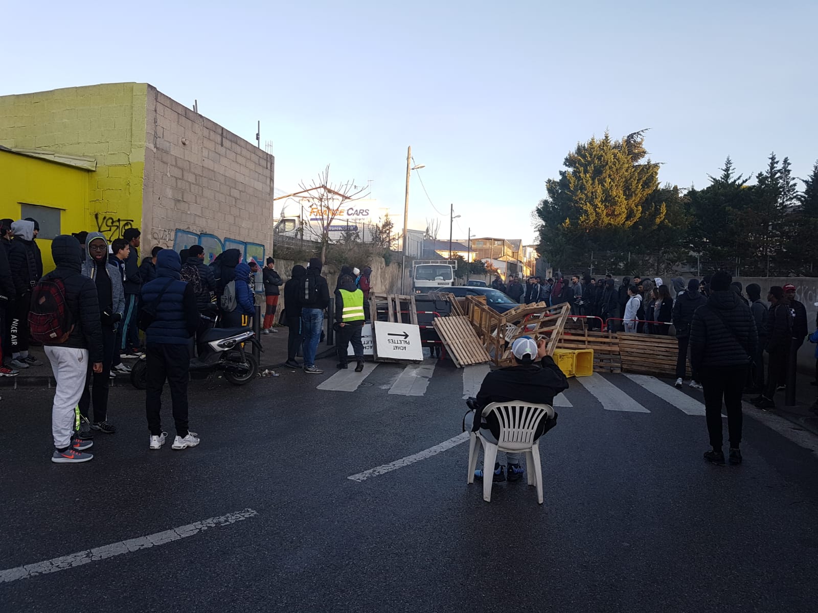 Marseille, enseignant-e-s et lycéen-ne-s ensemble dans la rue contre la politique Macron - Blanquer !