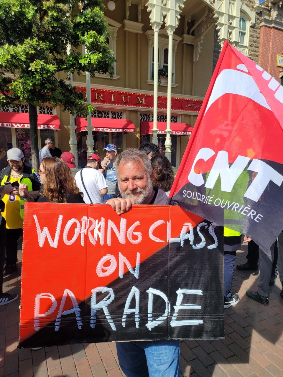 A DisneyLand Paris, ce sont les grévistes qui paradent !