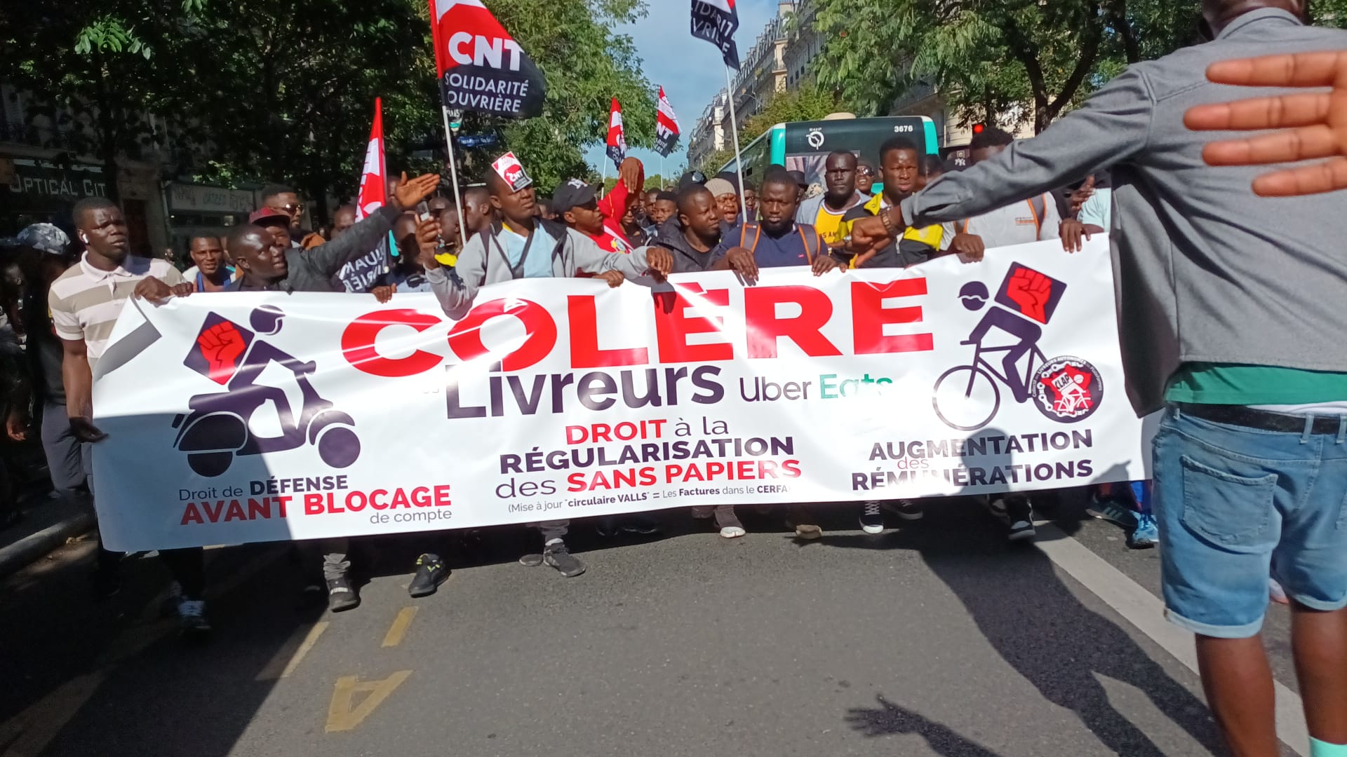 Livreurs UBERisés en colère : la mobilisation continue à Paris !